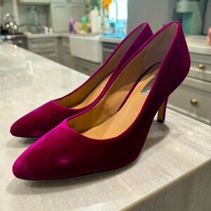 Magenta pumps